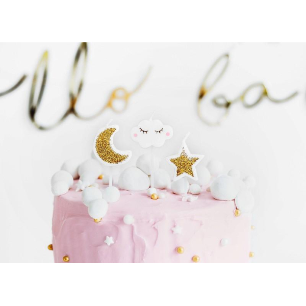 gateau avec bougies d'anniversaire lune, étoiles et nuages