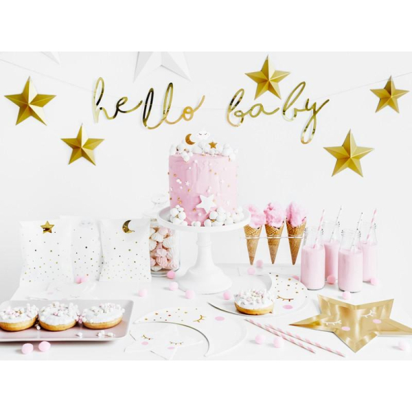 table d'anniversaire avec bougies d'anniversaire lune, étoiles et nuages table d'anniversaire avec bougies d'anniversaire lune, étoiles et nuages