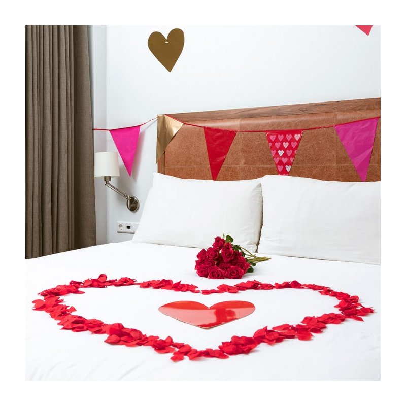 petales rose rouge lit