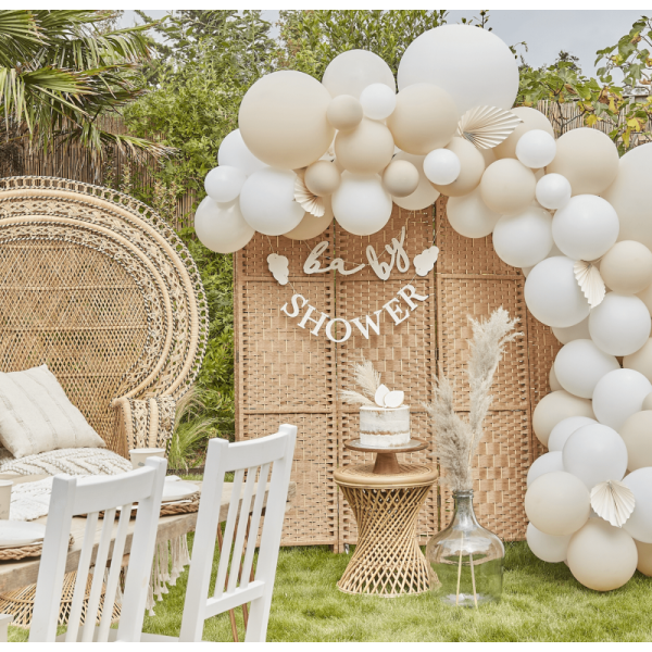 guirlande baby shower blanc et rose ambiance