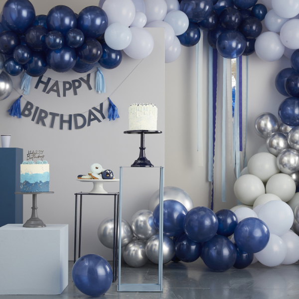 https://www.sweetpartyday.com/3236-medium_default/arche-de-ballons-xxl-bleu-blanc-argent-et-rideau-franges.jpg