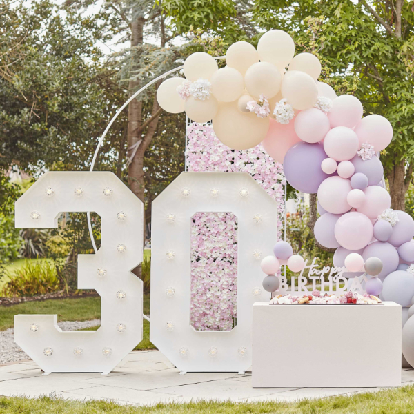 mur de fleurs artificielle rose et blanc anniversaire