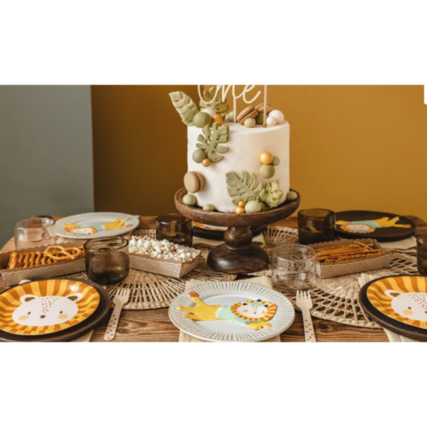 assiettes anniversaire lion table