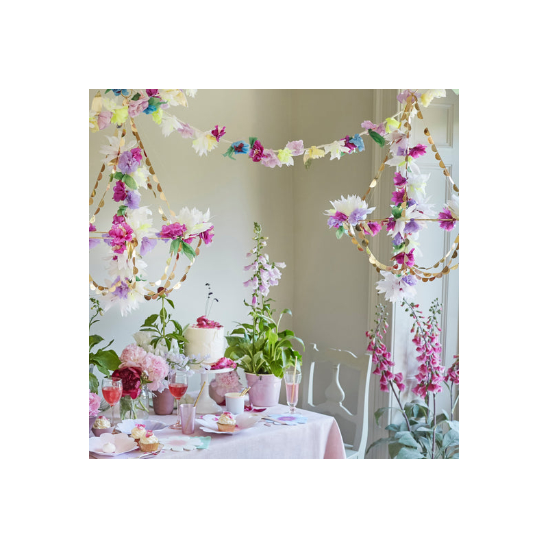 Chandelier fleurie violet mise en scene