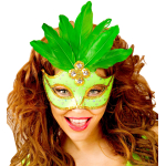 Masque loup néon vert brésil avec paillettes holographiques, pierres, bordure paillettes or et plumes Masque loup néon vert brésil avec paillettes holographiques, pierres, bordure paillettes or et plumes